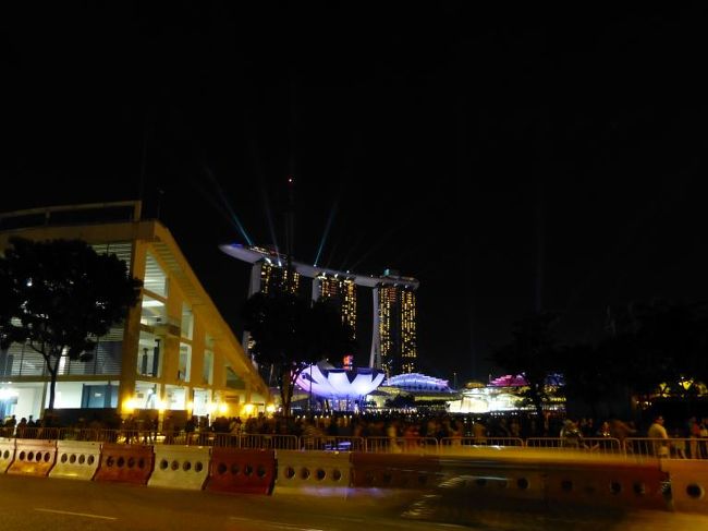 宿泊しているマンダリン オリエンタル シンガポールを出て