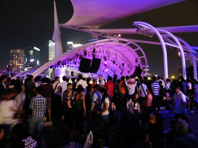 会場ではコンサートなどのイベントで大盛り上がり