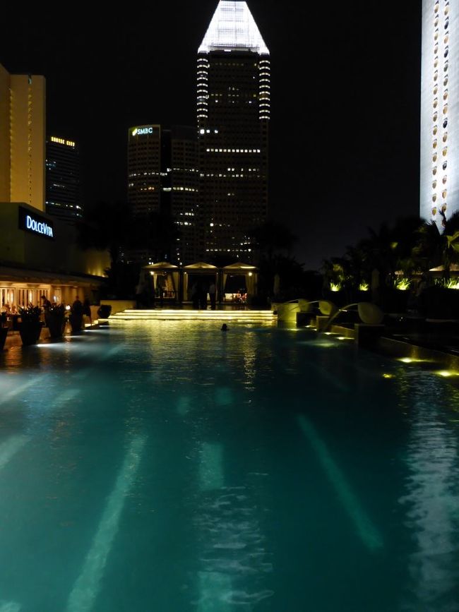 プールサイドに向かいます