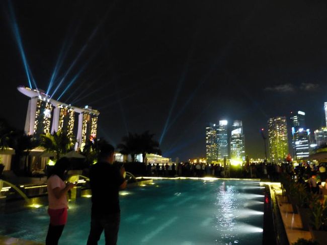 大勢の宿泊客が集まるカウントダウンパーティー会場