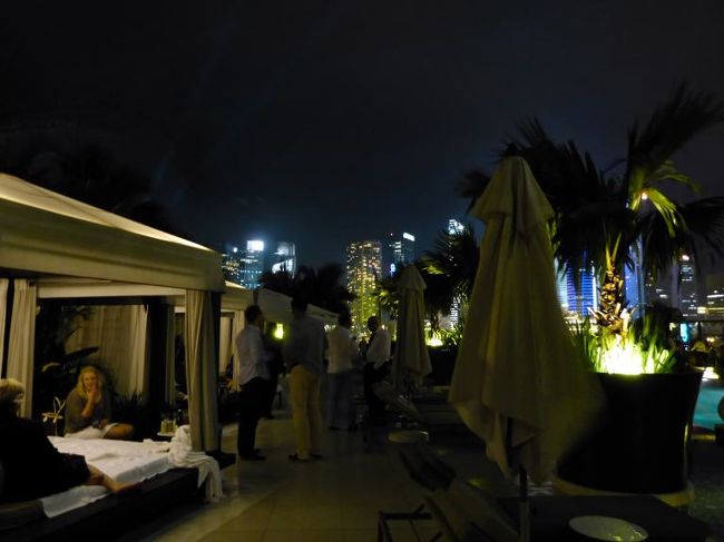 ガゼボでパーティーを楽しむグループ