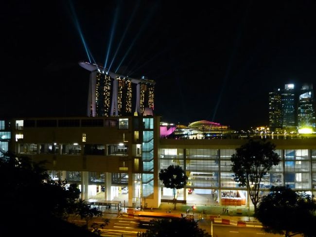 マンダリン オリエンタル シンガポール５階のプールサイドからの夜景①