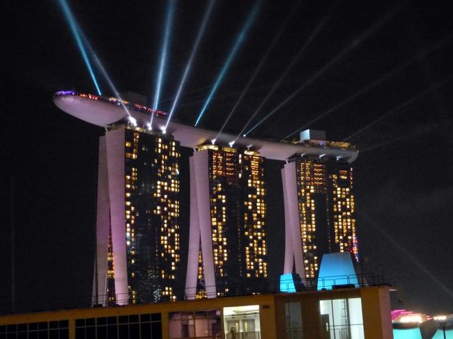光を放つマリーナ ベイ サンズ