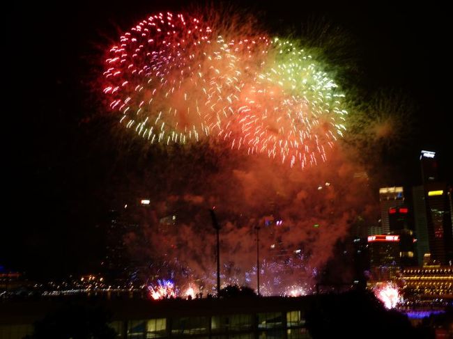 熱海海上花火大会を髣髴される