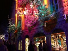 Rue de l'OutreにあるパティスリーChristian。Place Kleberの近くでした。お店の壁に描かれた絵が有名らしいですが、ノエルの飾り付けでそれは見えませんでした。

代わりにノエルのもみの木やふくろうで覆われていました。