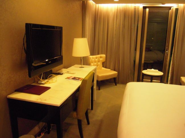 入るとこんな感じ。さすがにベットとテーブルの間は狭めです。