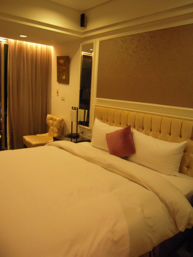 一人で泊まるには十分な広さですが、2人だと狭めかも。<br />