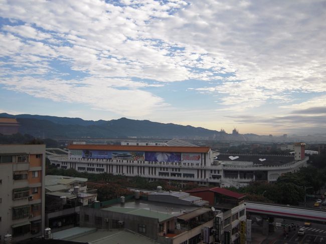 最終日に少し晴れました。窓からの景色<br /><br />最寄駅はMRT圓山駅から徒歩約５分くらい。<br /><br />桃園空港からは国光客運の１８１９のバスで２つ目のバス停です。<br />【庫倫街口】と書いたバス停のメモを見せたらスムーズでした。<br /><br />ホテルの人はフレンドリーで、<br />チェックインとチェックアウトの時しか会ってないですがｗ<br />１Fに警備の方がいますが、いつも笑顔で迎えてくれました。<br /><br />ホテルってより、<br />暮らすように旅が楽しめた♪そんな宿泊先でした。<br /><br />自由に、気ままに旅をしたい人には向いてると思います。<br />台北なら夜市もあるし、食べるところもたくさんあるし私は是非また泊まりたいなと♪<br /><br />ホテルライフを楽しむ旅には向いてないかな。<br />