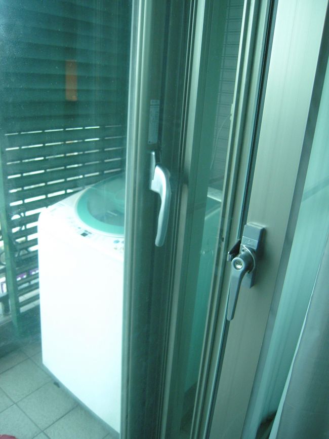 窓ガラスは二重になってます。<br /><br />両方閉めれば、音もほとんど気になりません。