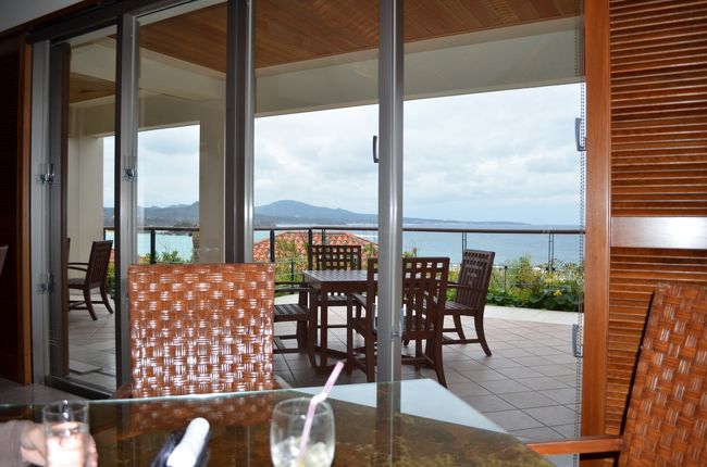 敷地内にあるカフェテラスで休憩