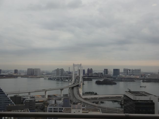 俯瞰に近い角度でレインボウーブリッジを観る！<br /><br />前方にお台場が見えます。