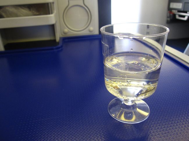 成田→ロンドンは修学旅行生と同じ便。<br />そのお陰かアップグレードされてビジネスに乗れました！<br />初ビジネス。<br />まずはスパークリングワインが配られました。