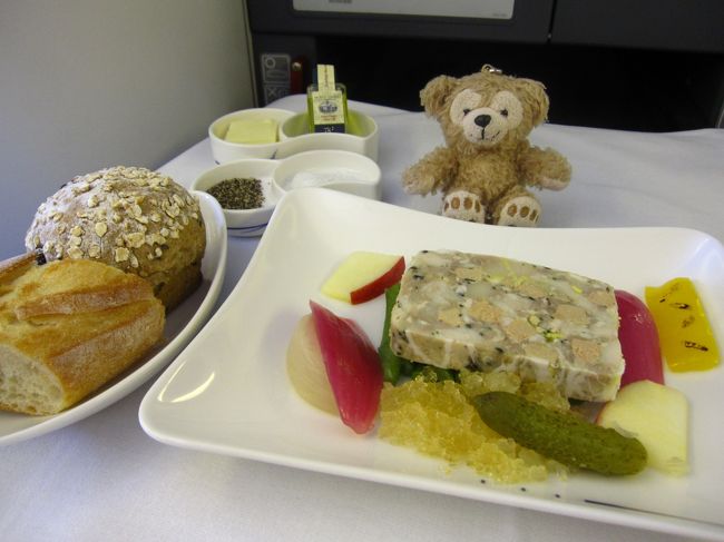 私は洋食にしました。<br /><br />＜アペタイザー＞<br />徳島産阿波尾鶏、帆立貝ときのこのテリーヌ　いんげんのサラダ添え<br /><br />パン。バターとオリーブオイルが付いてます。<br />オリーブオイルがおいしかった！