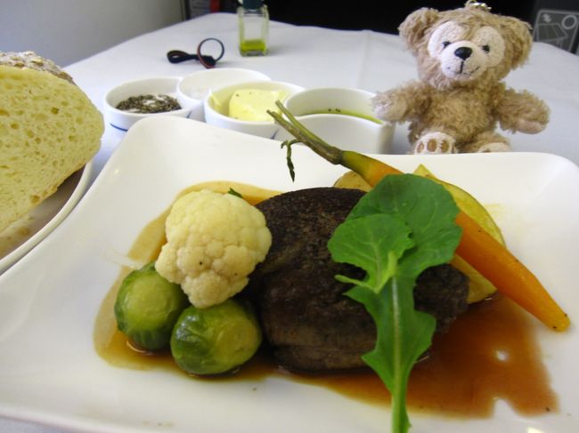 ＜メインディッシュ＞お肉を選択<br />国産牛フィレ肉のステーキ　北海道産インカのめざめポテト添え<br /><br />これはソースも選択できて、<br />私は山形高畠ワインソースで。