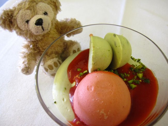 デザートはピエール・エルメ・パリとのコラボレーション<br /><br />ピスタチオのアイスがおいしかった！！<br /><br />コースはやっぱりけっこうお腹いっぱいになりますね。<br />いつもなら途中ちょくちょく何かをつまみたくなるのに<br />今回は全然お腹空かず・・・<br />軽食もおいしそうなのいっぱいで食べてみたかったのに〜。