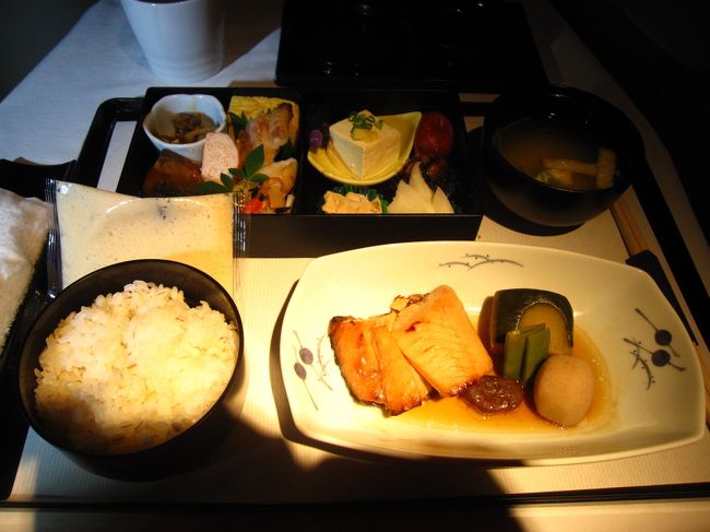 周りの方々が色々食べてて、<br />特に舞茸うどんのにおいに誘われえだんだんとお腹が減ってきて<br />リフレッシュメントをいただきました。<br /><br />もう、うどんのにおいで和食に決定。<br />和定食な感じ。<br />小さいおかずというかご飯の友的なのがたくさんで大満足。