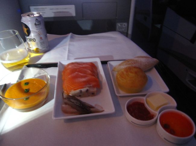 母は洋食を選択。<br />マンダリンオリエンタル東京とのコラボ。<br />本当はこっちがオススメみたいです。<br />メニューに写真入で説明が載ってました。<br /><br />でも、うどんのにおいのせいでどうしても和食食べたかったんだもん・・・。