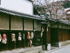 この辺りではすっかり有名な「文の助茶屋」

壁に掛けられたお面がオブジェ…、では、甘いもので一休み！。