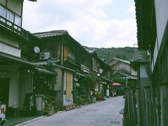 三寧坂は東山界隈のゴールデン・スポットエリア！、

観光化されて整備した町並みは逆に引いてしまいますがね？…、何故か今日は人通りが少ないようです？…。

