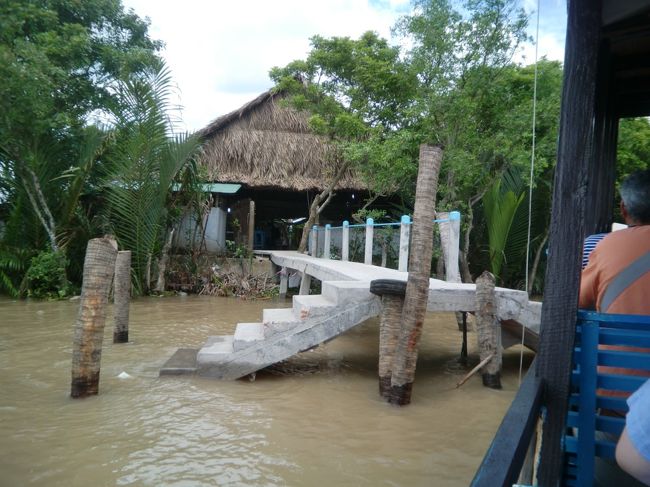 メコン川の中洲にある島に到着。<br />島の標高は、川面から１mくらいしかない。