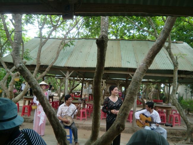 現地の人が楽器と歌で歓迎してくれた。<br /><br /><br />