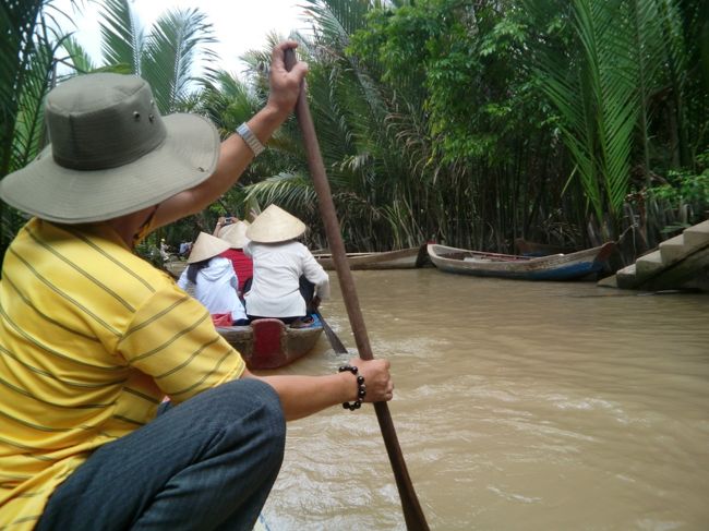 島内には数メートル幅の小川が走っており、４人乗りのカヌーに乗って、乗ってきた船に向かう。