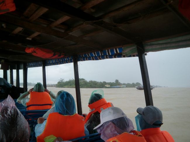 船に戻る直前、空の雲域が怪しくなってきたと思ったら、凄いスコールとなった。<br />ライフジャケットを着用して、船の出発を待った。<br />スコールは30分ほどで止んだ。<br /><br />この時期は夕方くらいに、30分ほどドサ降りのスコールとなり、道路は雨が溢れたりするが、雨があがると何事もなかったように、すぐ元に戻っていた。<br />