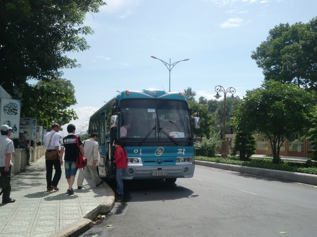 韓国製の観光用ツアーバス。<br />円からドンへは、ガイドさんが車内で両替してくれた。<br />1000ドンが4円だったので、そのくらいで両替してくれた。<br />両替商や銀行より若干有利だったと思う。<br />