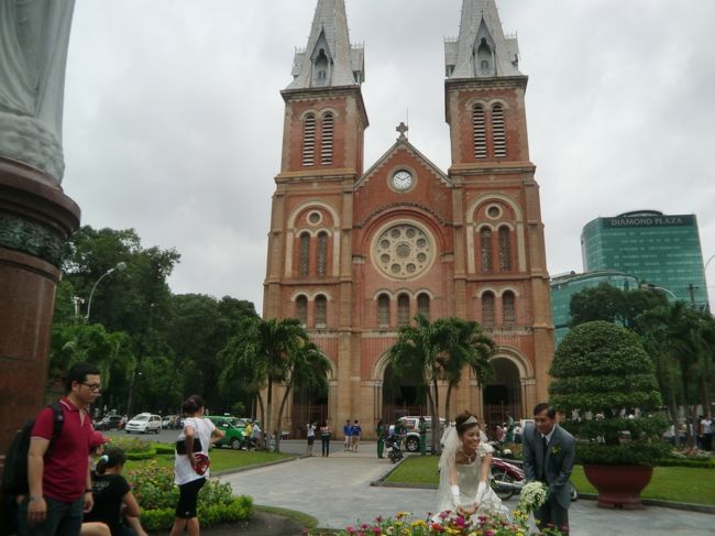 フランス統治時代の1883年に建てられた聖母マリア教会。<br />教会のまわりでは、結婚記念の写真を撮っているカップルをあちこちで見かけた。