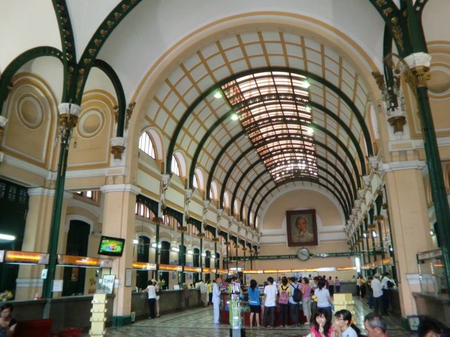 建物内はモダンな造りになっている。<br />郵便局の他に、お土産なども売っていた。