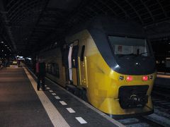 30分ほどでアムステルダム中央駅に到着。
駅の照明が暗いため、上手に写真を撮れませんでしたが、今回乗車した車両はオール2階建てのDD-IRM型電車でした。
DD-IRM型電車はオランダの主要都市を結ぶ快速列車・ICの主力として使われています。