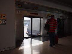 13時間くらいのフライトで、ヒューストン到着。
入国審査を通過し、トランジットです。
2時間弱の乗り継ぎでしたが、割とスムーズ。
ターミナル間は電車で移動。