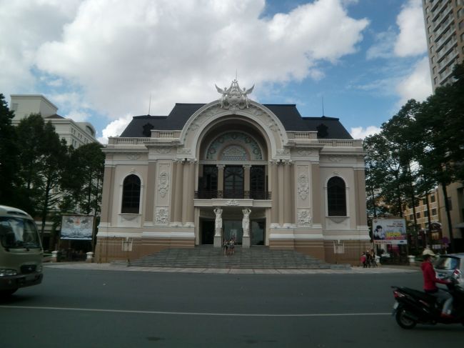 ドンコイ通りの中間部にある市民劇場。<br />フランス人の建築家により19世紀末に築造されたバロック様式の建造物。<br />現在の建物は2000年に復元されたとか‥。