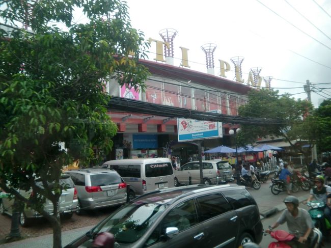 市内で2番目の規模を持つビンタイ市場。<br />中は、物凄い数のお店がところ狭しと並んでいた。<br /><br />ここはスリが多いので、要注意のスポットである。<br />価格は安いが、品質は疑問符がつく。