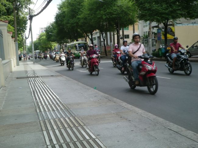 ここの歩道は綺麗に整備されており、点字ブロックが設置されていた。<br />歩道がある道路は多いが、街路樹の根が盛り上がっていたり、バイク置き場、屋台があったりして、まともに歩ける歩道は少ない。<br /><br />近くに移動するときもバイクなので、人が歩道を歩く習慣がないとのこと‥。<br />歩くのは観光客くらいとか。