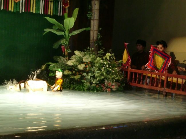 夜、時間が空いていたので、水中人形劇のツアーを申し込んだ。<br />統一会堂そばにある水上人形劇を見に行った。<br />舞台の左右で、楽器を生演奏していた。<br />