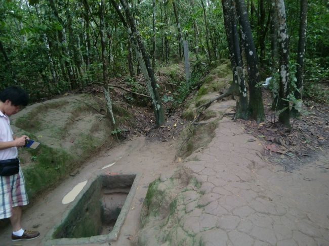 ホーチミン市の北西約70kmにあるクチにマイクロバスで向かった。<br />ここは、ベトナム戦争時、ベトコンと呼ばれる農民たちが、地下にトンネルを掘って、ここを基地にしてアメリカ軍と戦った。<br /><br />左下の長方形が地下トンネルの入口。<br />入り口も中の通路も肩幅くらいしかない。<br />大柄のアメリカ軍が入れないように作ったとのこと。<br />あまりの狭さに、息が詰まりそうだった。<br />