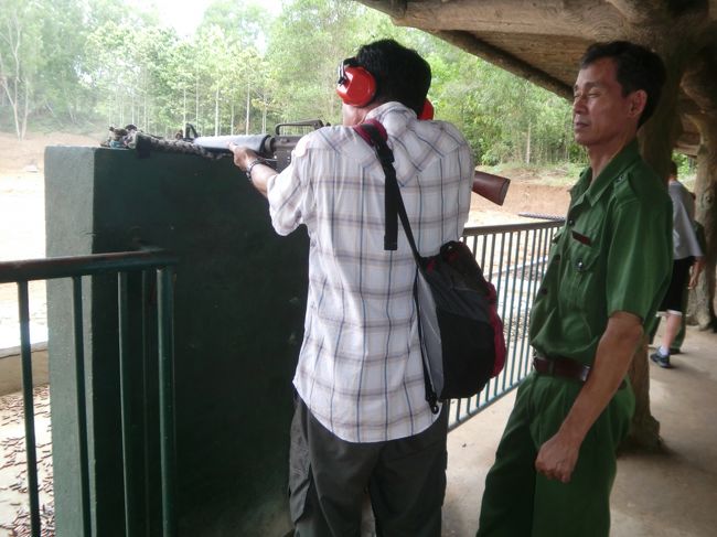 射撃場で銃を撃ってみた。<br />生まれて初めての射撃であった。<br />銃撃音が凄いので、防音用の耳あてをしている。<br />