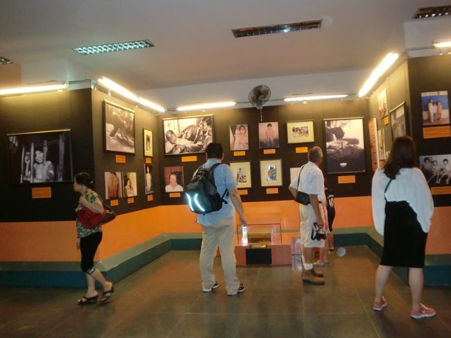 アメリカ軍がベトコン対策として、空中から枯葉剤を散布したため、大量のダイオキシンがばらまかれ、多くの死傷者や奇形児が生まれる悲惨な結果となった。<br /><br />その写真が展示されており、眼を覆う思いだった。