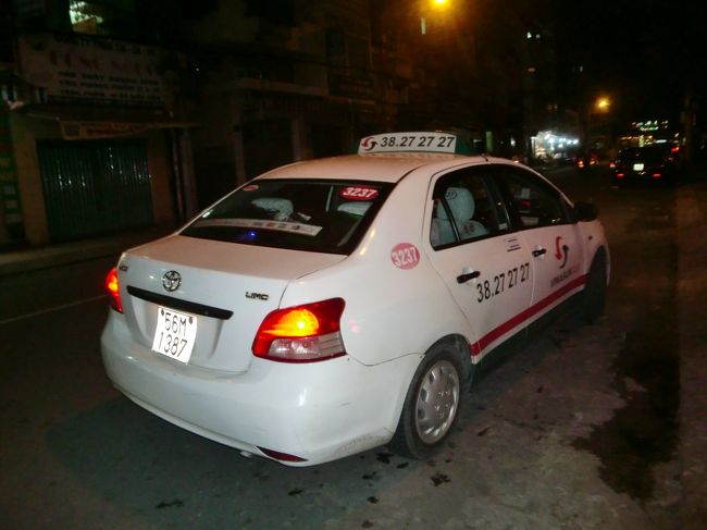 市内の中心部からタクシーに乗って、ホテルまで戻った。<br />日本車が多く、これはトヨタ車だが日本では販売されていない車種だった。