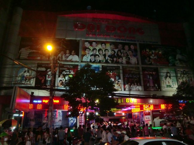 ホテル近くを散歩してみると、バイクは昼間より更に多くなっていた。<br />正面は、映画館か何かで若者で溢れかえっていた。<br /><br />夜、バイクの若者が多いのは、家の中は暑いので、暑さ凌ぎのためにバイクで走りまわっているとのこと。<br /><br />国によって、事情が違うのですなぁ‥。