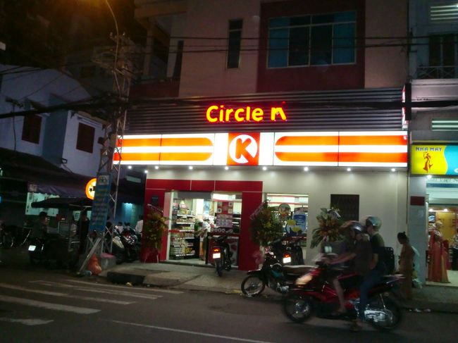 日本のコンビニも徐々に進出していた。<br />こちらはサークルK。<br /><br />この夜、ホーチミンをあとにして帰国の途についた。<br />