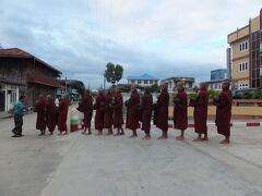 ６時２５分
托鉢僧が列をなして、ホテル前を通過しはじめました。