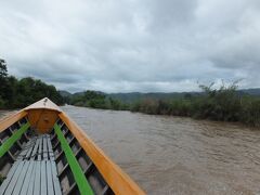 午前８時、ボートに乗って、いざ、
インテイン遺跡に出発です。