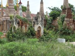 草むらの中の仏塔が何ともいえない、
空気を醸し出しています。