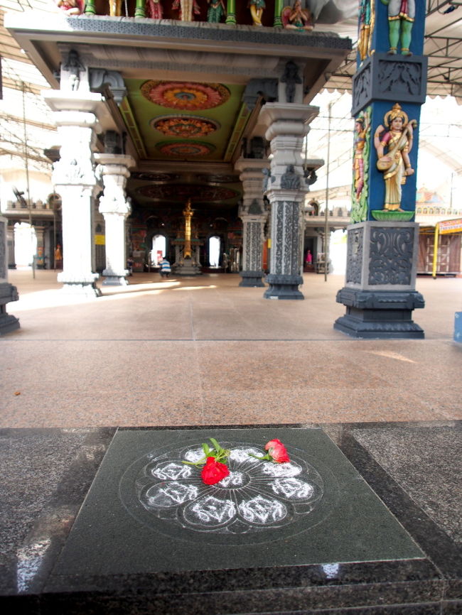 信者さんは、入り口のタイルにちょこっと手を当てて入っていきます。