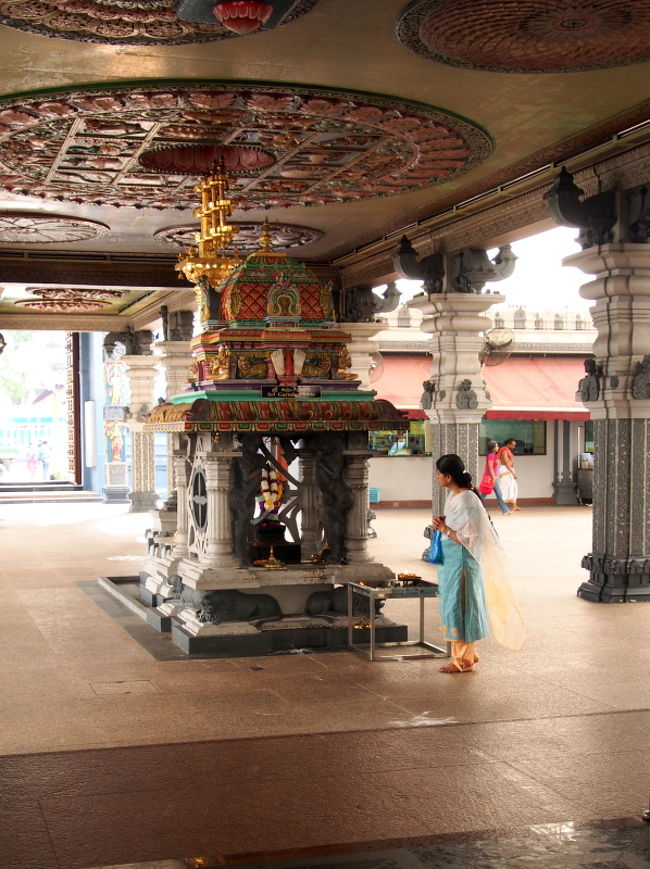 さっきのスリ・バダパティラ・カリアマン寺院よりも広い敷地でした。