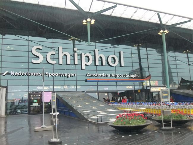 スキポールからバスで移動です。