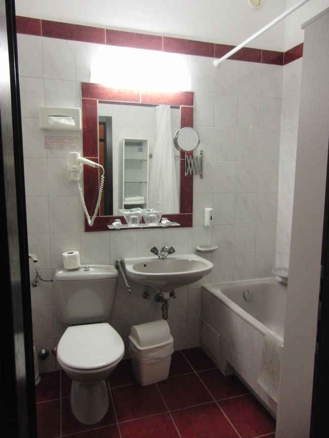 ホテル　<br />洗面所と風呂