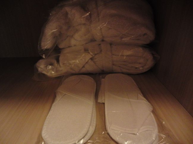 ホテル<br />クローゼットの中には<br />バスローブとスリッパ